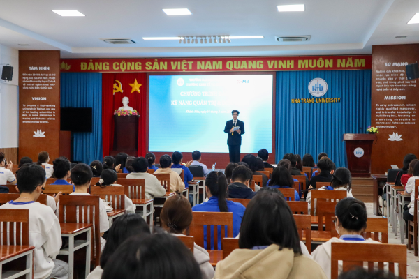 SINH VIÊN RÈN LUYỆN KỸ NĂNG RA QUYẾT ĐỊNH CÙNG DOANH NGHIỆP
