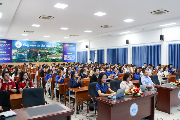SINH VIÊN RÈN LUYỆN KỸ NĂNG RA QUYẾT ĐỊNH CÙNG DOANH NGHIỆP