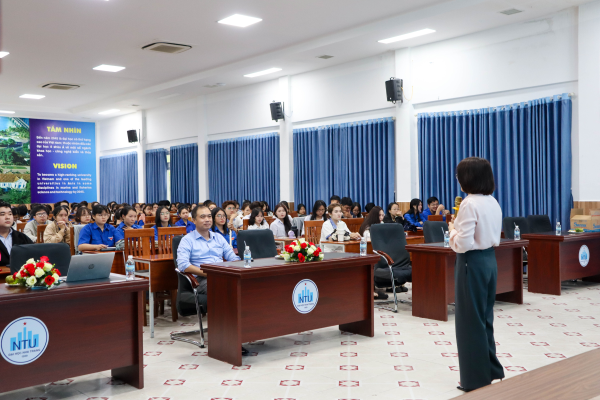 SINH VIÊN RÈN LUYỆN KỸ NĂNG RA QUYẾT ĐỊNH CÙNG DOANH NGHIỆP