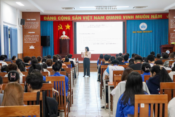 SINH VIÊN RÈN LUYỆN KỸ NĂNG RA QUYẾT ĐỊNH CÙNG DOANH NGHIỆP