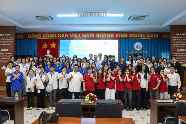 SINH VIÊN RÈN LUYỆN KỸ NĂNG RA QUYẾT ĐỊNH CÙNG DOANH NGHIỆP